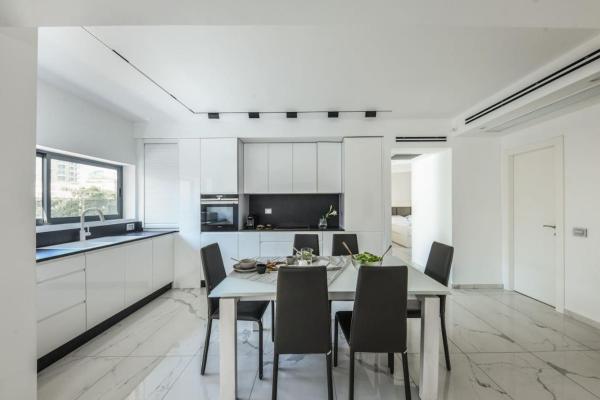 Fotografie 3: Bright & Modern 2BR Apt with Spacious Terrace 5-min from Beach by Sea N' Rent