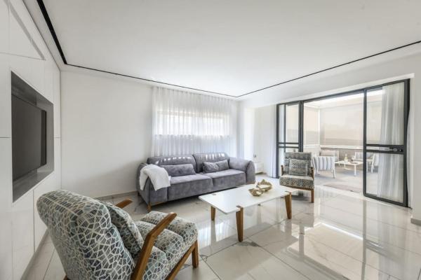 Fotografie 2: Bright & Modern 2BR Apt with Spacious Terrace 5-min from Beach by Sea N' Rent