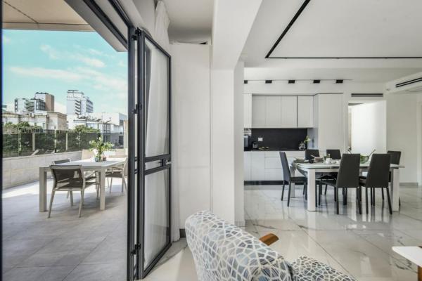 Fotografie 1: Bright & Modern 2BR Apt with Spacious Terrace 5-min from Beach by Sea N' Rent
