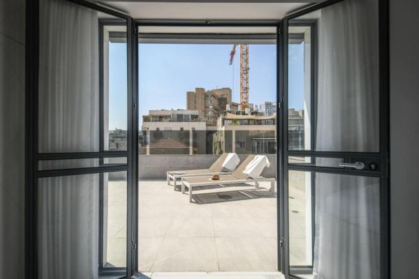 Fotografie 6: Bright & Modern 2BR Apt with Spacious Terrace 5-min from Beach by Sea N' Rent