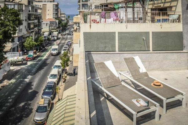 Fotografie 8: Bright & Modern 2BR Apt with Spacious Terrace 5-min from Beach by Sea N' Rent