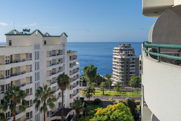 A la foto es mostra l'objecte Golden Star AU by An Island Apart situat a la ciutat de Funchal.