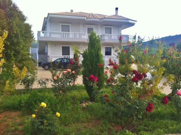 A la foto es mostra l'objecte Villa Georgia With Pool situat a la ciutat de Athíkia.