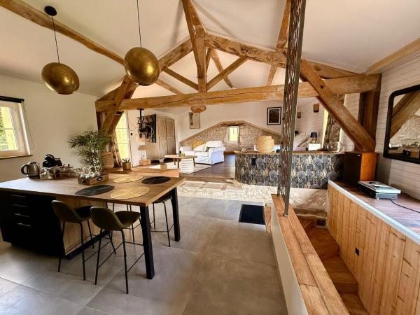 Na zdjęciu widoczny jest obiekt Loft élégant au cœur de la campagne avec SPA privé położony w mieście Cologne.