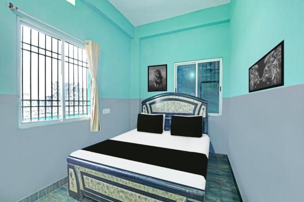 The photo shows the Hotel O Raunak Food Plaza Family Restaurant & Rooms located in the city of Fatwa.