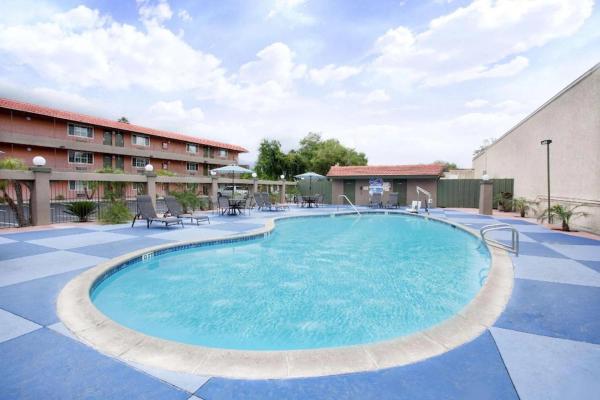 The photo shows the Motel 6 Pasadena, CA Old Town Pasadena Area located in the city of Pasadena.