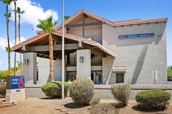 The photo shows the Motel 6 Tempe, AZ Elliot Road located in the city of Helena.
