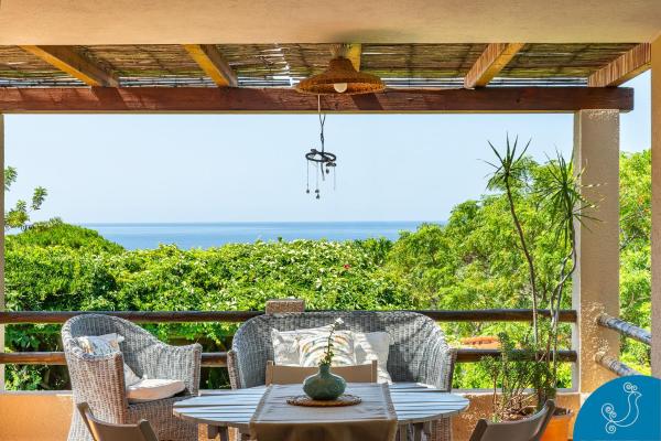 Na zdjęciu widoczny jest obiekt La Bouganville - House with garden and sea view położony w mieście Geremeas.