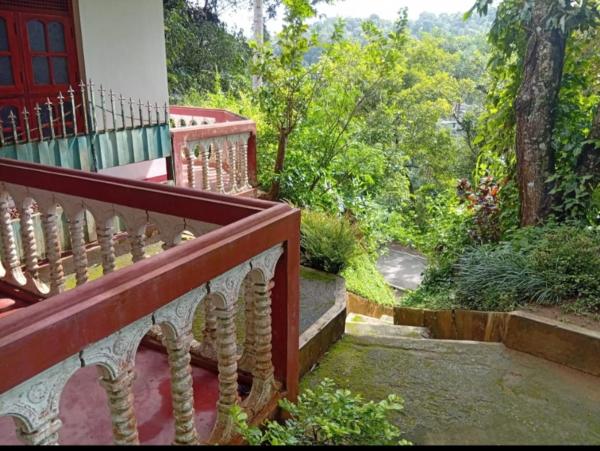 På bilden syns objektet Amadam house som ligger i staden Kandy.