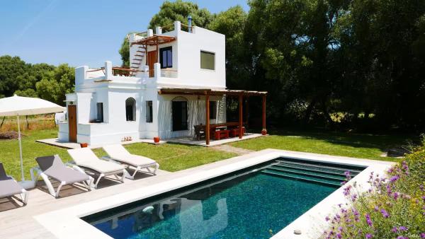 A la foto es mostra l'objecte Casa Alea situat a la ciutat de Barbate.