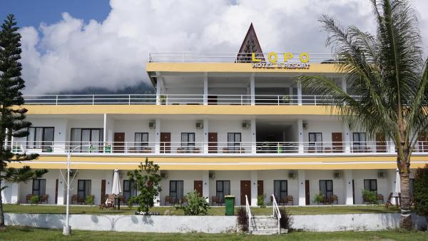 The photo shows the Lopo Hotel & Resort Samosir located in the city of Tomok.