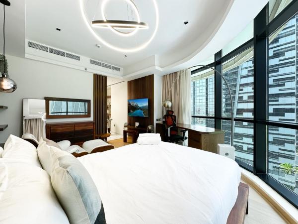 På billedet ses objektet Trophy - Private Office Solace Suite beliggende i byen Dubai.