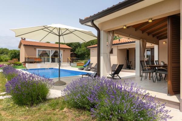 写真にはKunj市にあるLuka's houseが写っています。