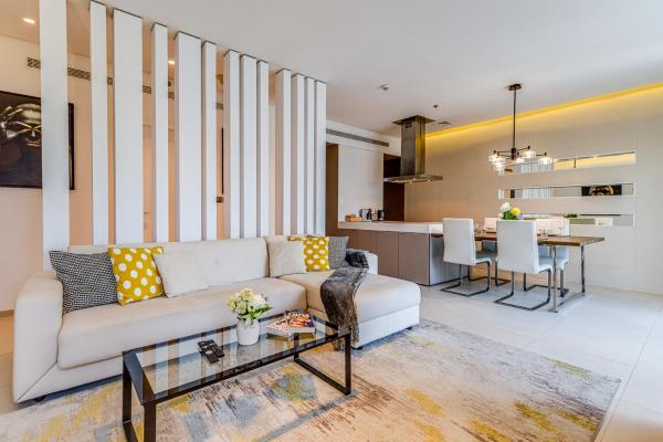 Nella foto è visibile l'oggetto Allsopp & Allsopp - Sleek and Modern 2-Bedroom Apartment in West Avenue, Dubai Marina situato nella città di Dubai.