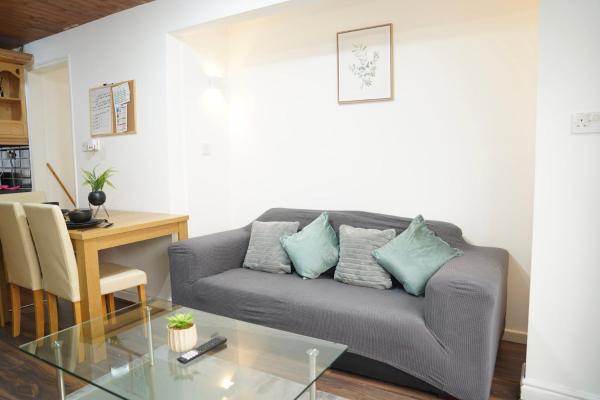 Comfortable City Centre Home with Free Parking near O2 Apollo & Ethiad Stadium Sleeps 8, Manchester