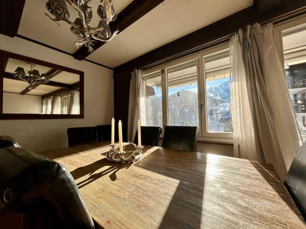 Na fotografii je vidět objekt Alpine Chalet Nestled in the Heart of Gstaad nacházející se ve městě Gstaad.