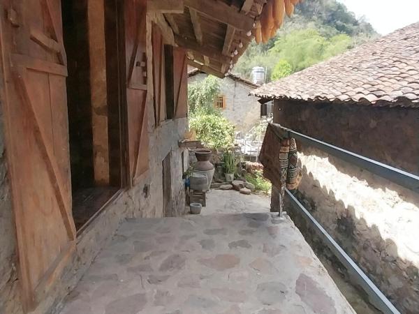写真にはLũng Niêo市にあるTriệu hoan homestay nhà sàn cổが写っています。