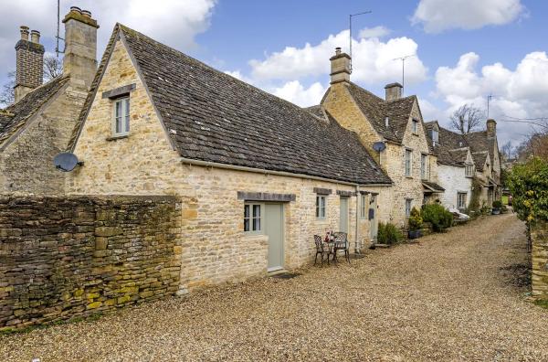 A la foto es mostra l'objecte Little Bird Cottage situat a la ciutat de Bibury.