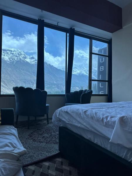На фото показан объект Jubilee Hotel Hunza, расположенный в городе Alīābād.