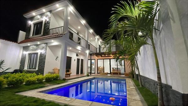 A la foto es mostra l'objecte Casa Blanca situat a la ciutat de Guastatoya.
