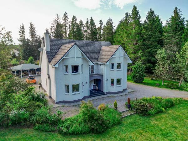 A la foto es mostra l'objecte Cardon House - luxury Highland holiday home situat a la ciutat de Farr.