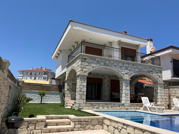 En la foto se muestra el objeto Çeşme Reisdere kiralik havuzlu villa ubicado en la ciudad de Reisdere.