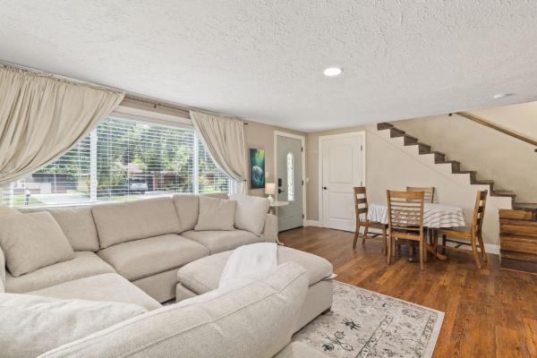 写真にはTerra Ceia市にあるTwo-Story Beach Cottageが写っています。