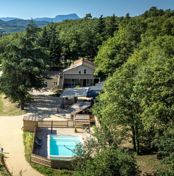 The photo shows the Domaine des Ayasses - Gite de la Raye - 14 pers located in the city of Crest.