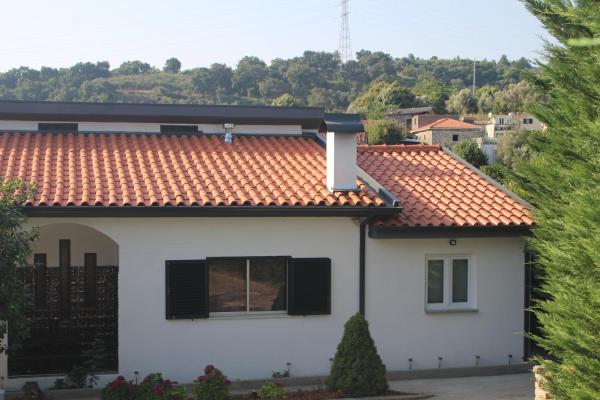 Auf dem Foto ist das Objekt Casa dos Leme in der Stadt Loivos da Ribeira zu sehen.
