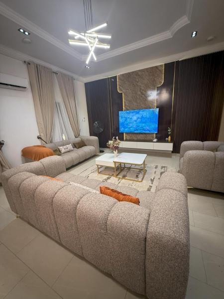 A la foto es mostra l'objecte Waldam Castle Apartment Ibara situat a la ciutat de Aro.