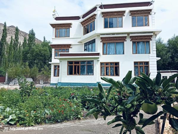 A la foto es mostra l'objecte Tsabgyat Homestay situat a la ciutat de Leh.