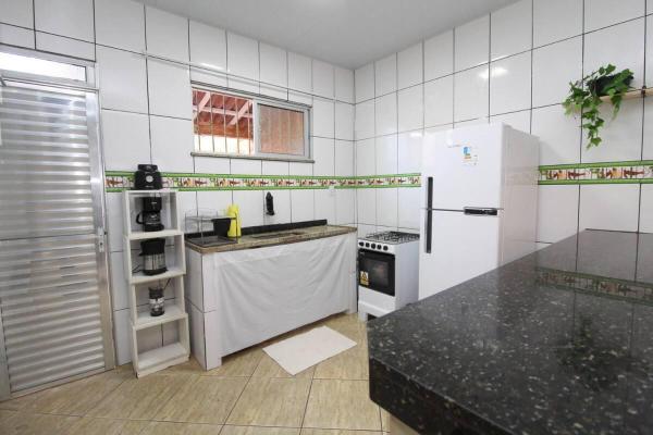 照片显示了位于Miramar市的Casa paraíso dos pássaros物件。