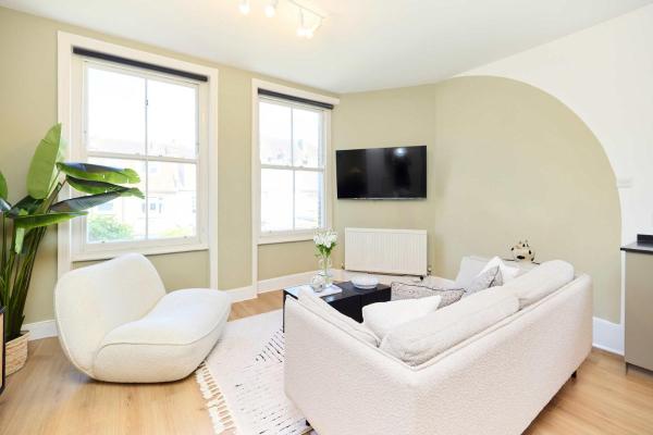 Classic Edwardian Flat near Emirates, London