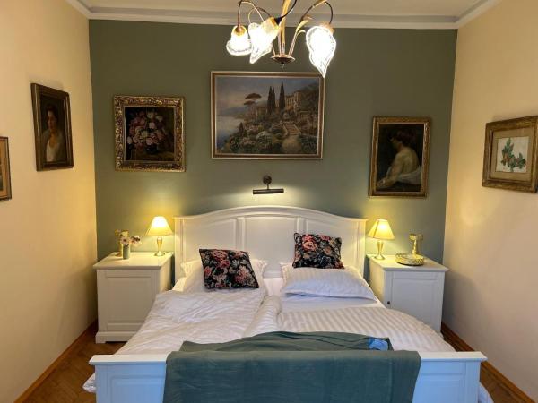 The photo shows the Weinvilla located in the city of Hautzendorf.