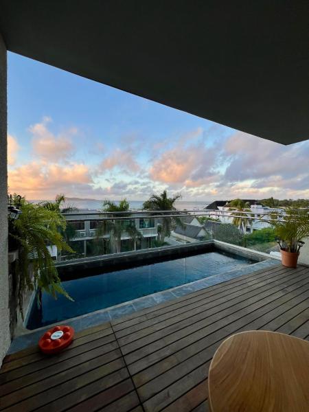 Auf dem Foto ist das Objekt Luxury Oceanfront Apt with Private Pool - 3BR in der Stadt Bain Boeuf zu sehen.