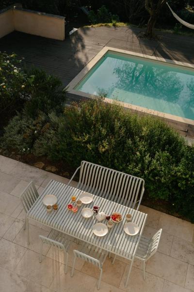 A la foto es mostra l'objecte maison du soleil situat a la ciutat de Larnas.