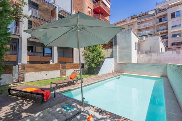 My Space Emirates - Splendid Apartment with Terrace and Pool near Park Güell, Барселона
