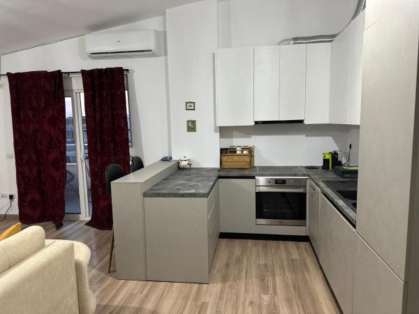 A la foto es mostra l'objecte DET Golden Apartment situat a la ciutat de Golem.