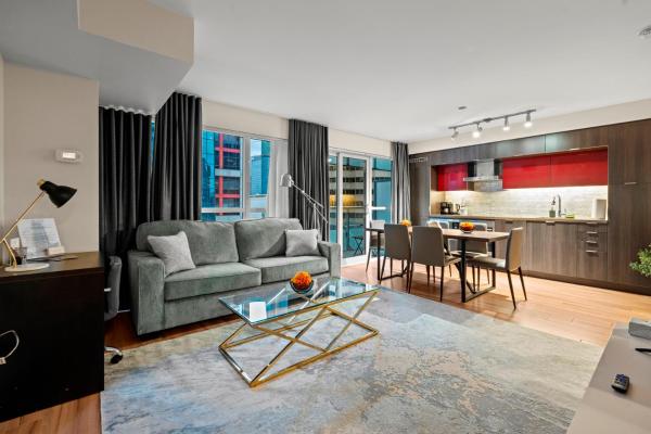 Na fotografii je vidět objekt Classy 1-Bedroom & Den Condo in Heart of Downtown nacházející se ve městě Toronto.