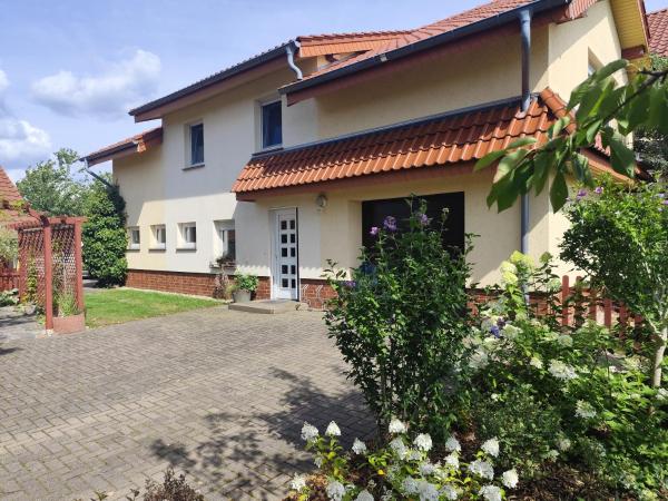 The photo shows the Ferienwohnung Im Grünen located in the city of Halbendorf.