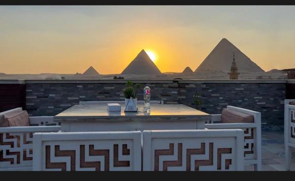 A la foto es mostra l'objecte Near Pyramids view situat a la ciutat de El Caire.