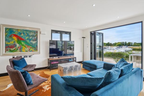 En la foto se muestra el objeto Luxury Lodge River Thames - Beautiful Marina Views ubicado en la ciudad de Dorney.