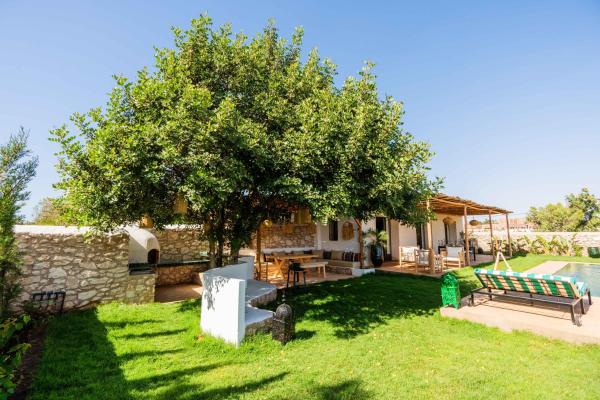 写真にはGhazoua市にあるVilla Yakoutが写っています。