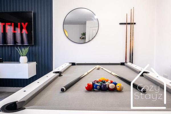 Spacious 3 Bed With Parking, Pool Table, TVs, Birmingham