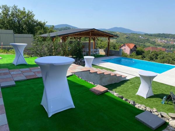 A la foto es mostra l'objecte Cabana Athos situat a la ciutat de Moigrad.