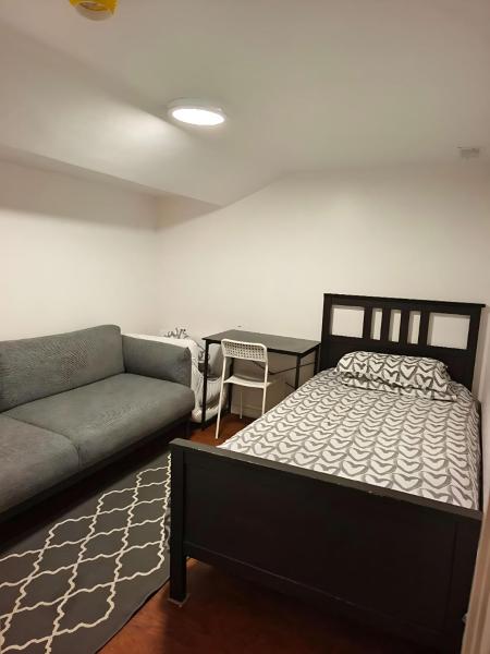 Na fotografii je vidět objekt BASEMEWNT Room with private bathroom 36C nacházející se ve městě Toronto.