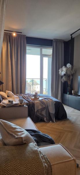 Na zdjęciu widoczny jest obiekt Apartament Giżycko Studio 57 , kawalerka z widokiem na jezioro położony w mieście Grajwo.