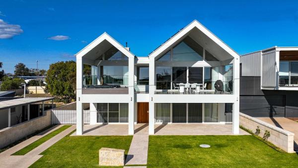 The photo shows the Magic Beach - Wifi Beach Views located in the city of Robe.