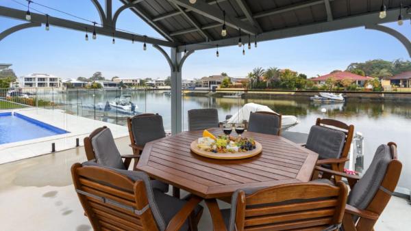 På billedet ses objektet Studio on Bribie Canal beliggende i byen Bongaree.