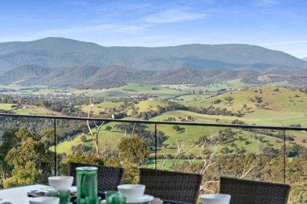 The photo shows the Skyline Views Yarra Valley's Elevated Escape located in the city of Saint Andrews.